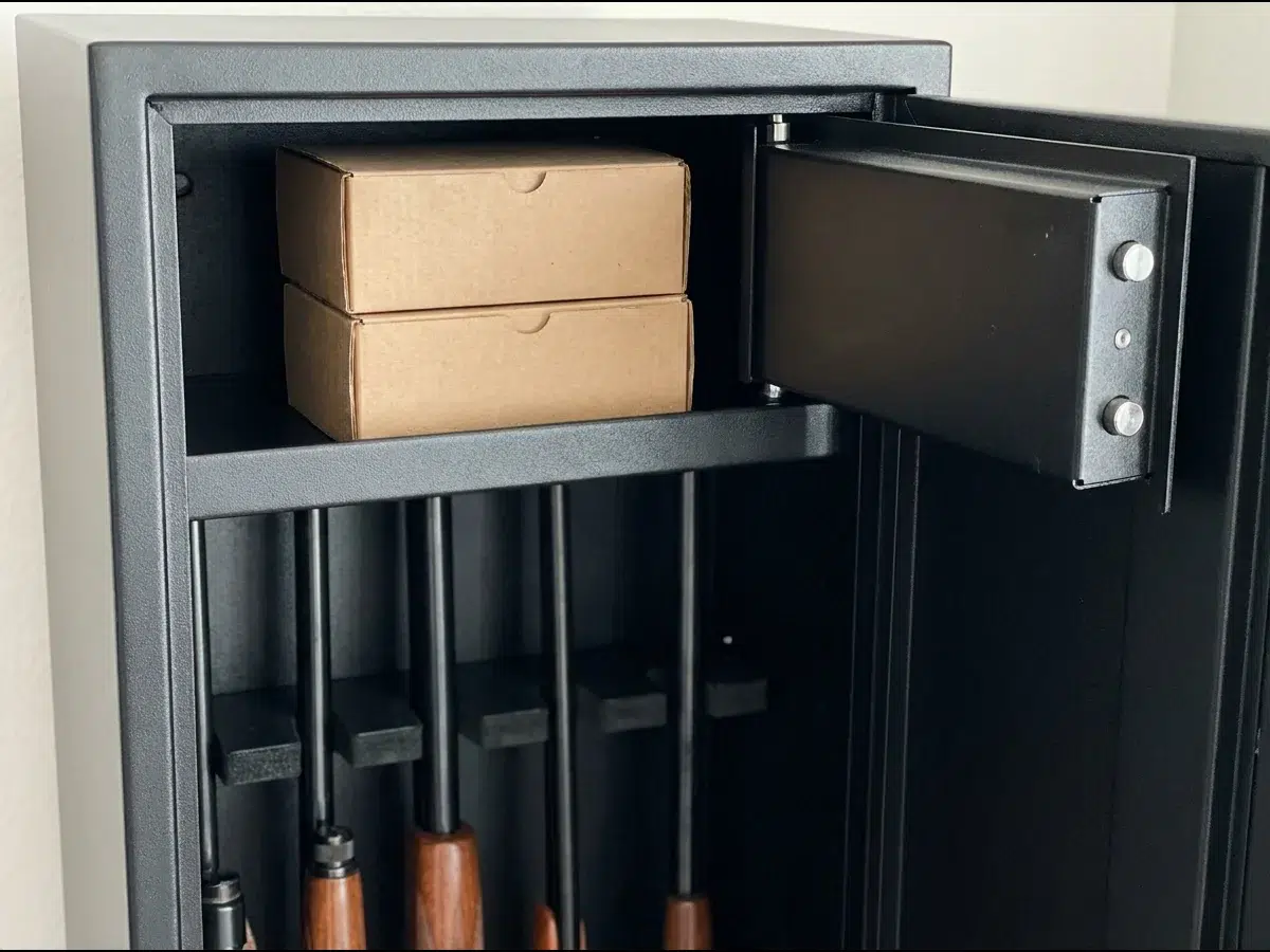 Compartiment intérieur verrouillable d'une armoire forte, ouvert, contenant deux boîtes de cartouches