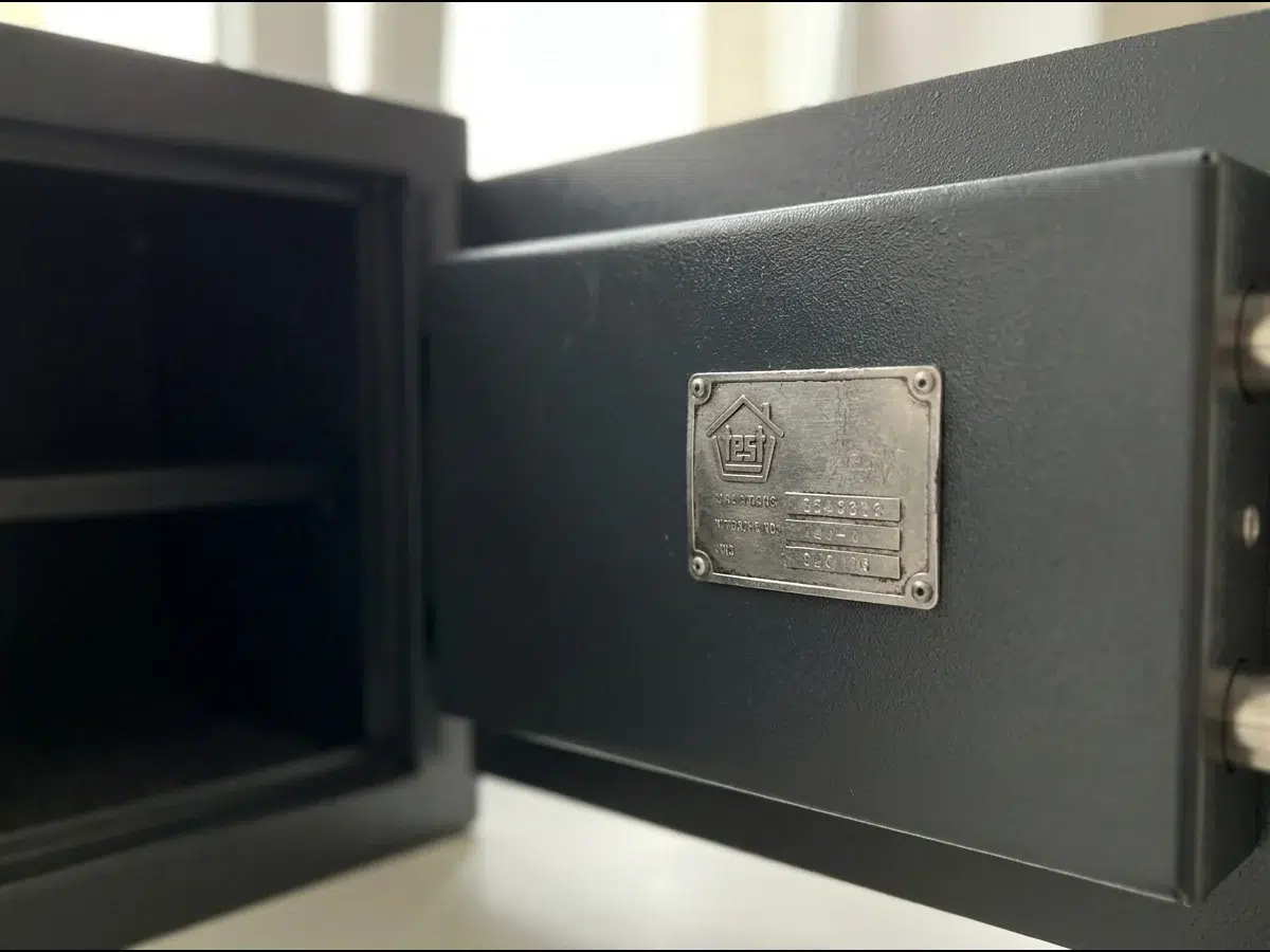 Plaque de certification apposée à l'intérieur de la porte d'un coffre-fort S2